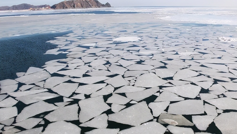 2010年,33人出海钓鱿,却只回来11人,他们经历了什么?