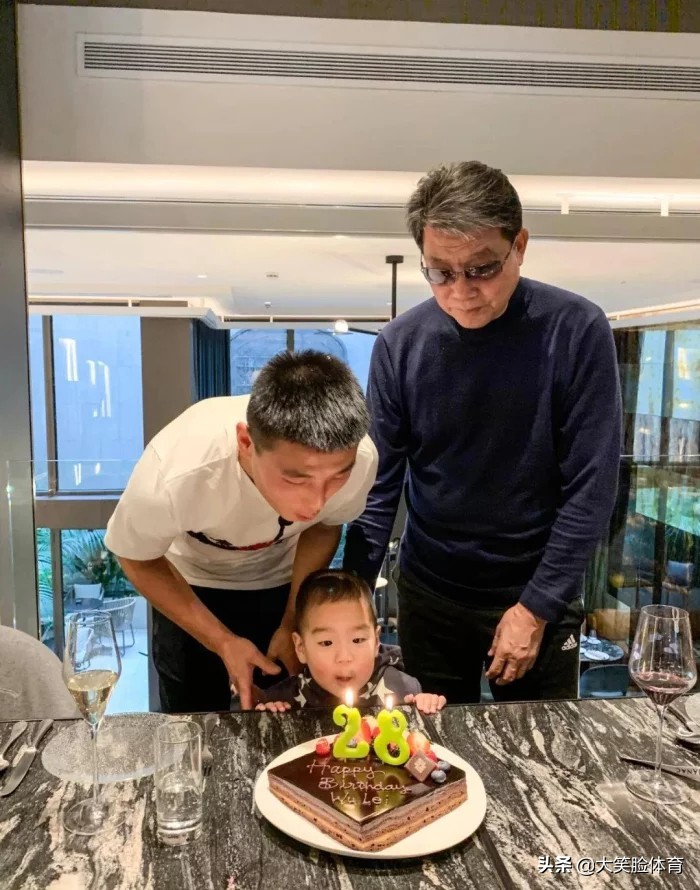 武磊从西班牙回来看望徐根宝视频,徐根宝带弟子庆祝生日