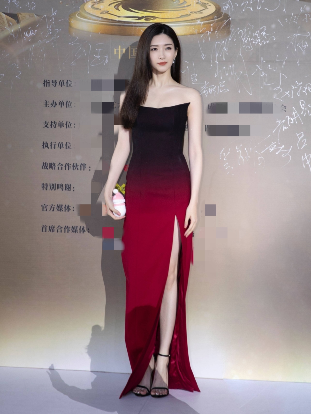 江疏影穿橙色吊带长裙明艳动人,江疏影黑色吊带开叉裙霸气出场