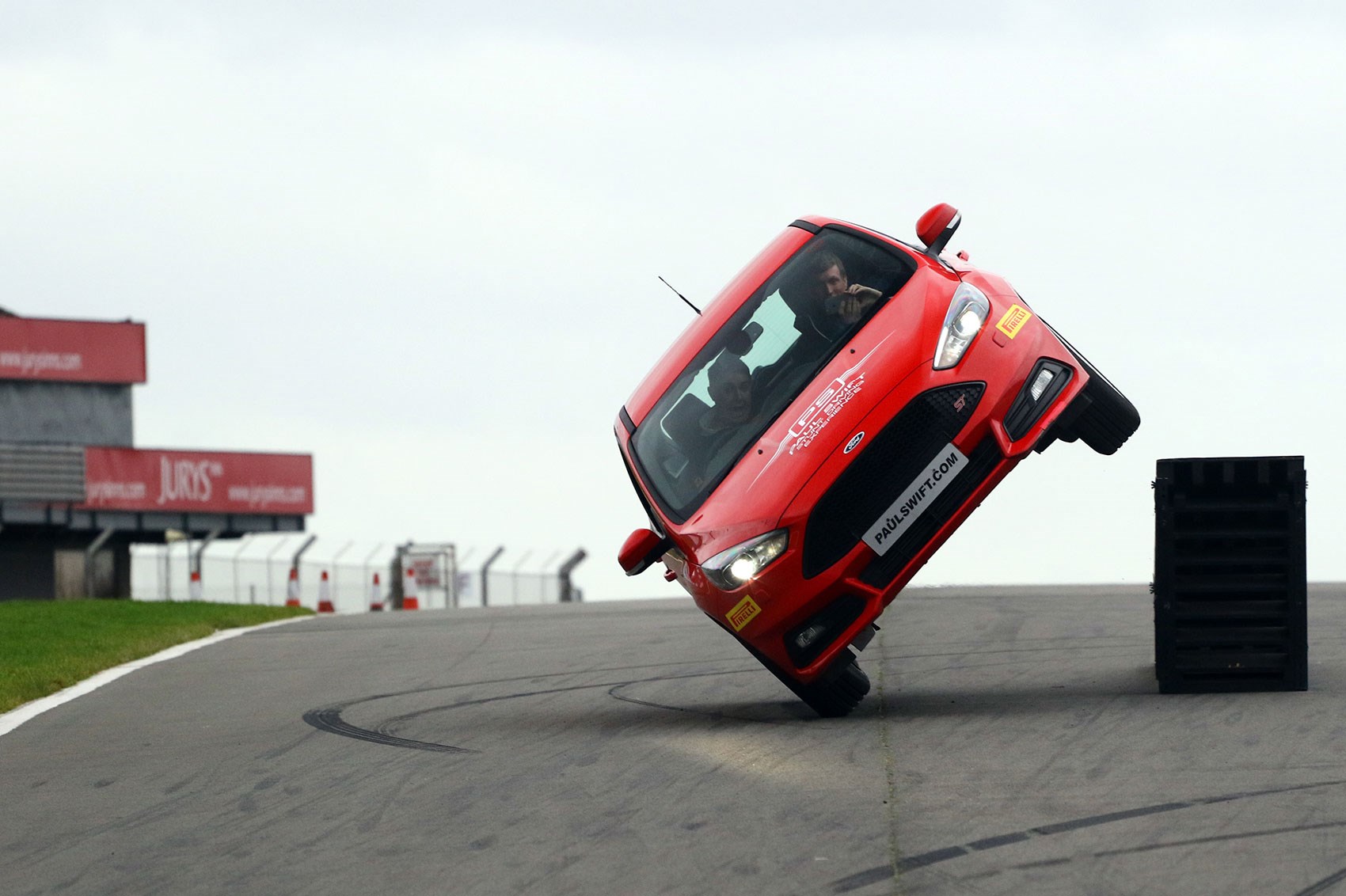 流言终结者汽车有坑跑得更快,流言终结者汽油车会爆炸么