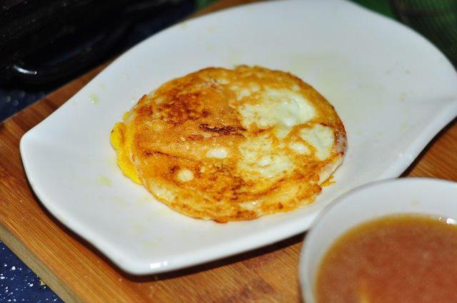 电锅不粘锅煎鸡蛋放油吗,鸡蛋怎样煎才能煎得完整两面金黄