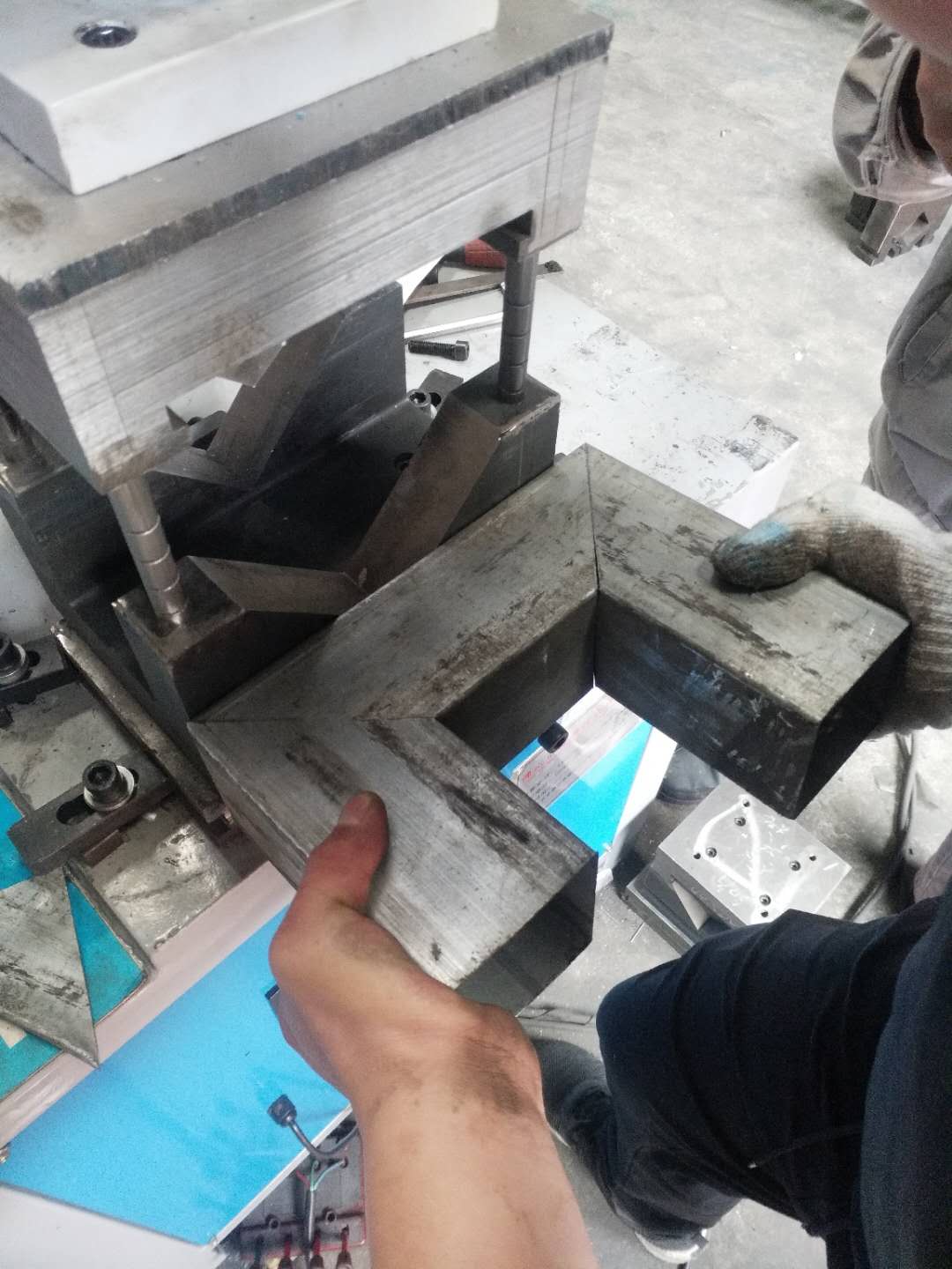 25方管切九十度角一次成型,25方管切90度角