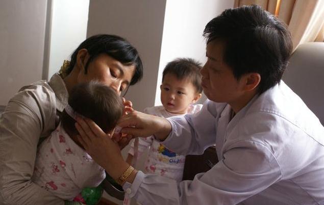 宝宝额头青了用啥能好得快,宝宝额头青一块