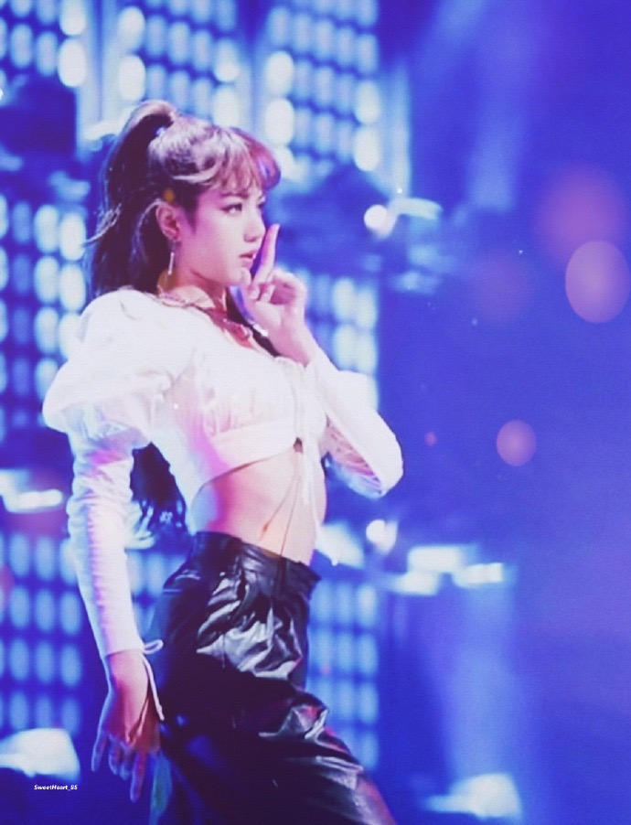 LISA《青你2》开启魔鬼舞蹈课堂自带八倍镜不能出现任何差错