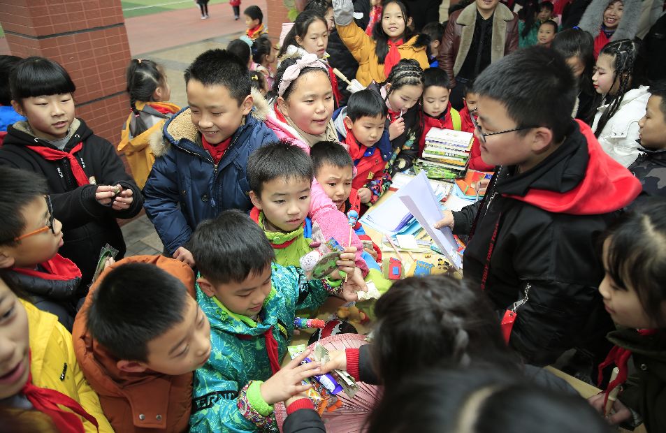 今天，华林小学的孩子们比看到雪还兴奋，原因是？