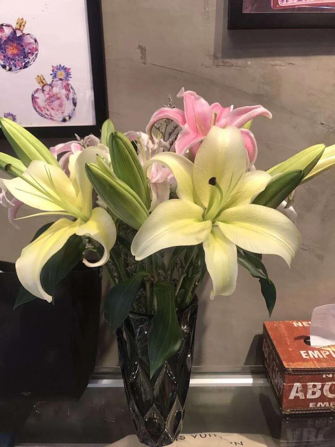 香水百合鲜切花云南鲜花基地,什么颜色的百合最好养活