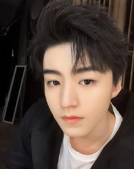 王俊凯怎么打哈欠的,王俊凯忍住打哈欠