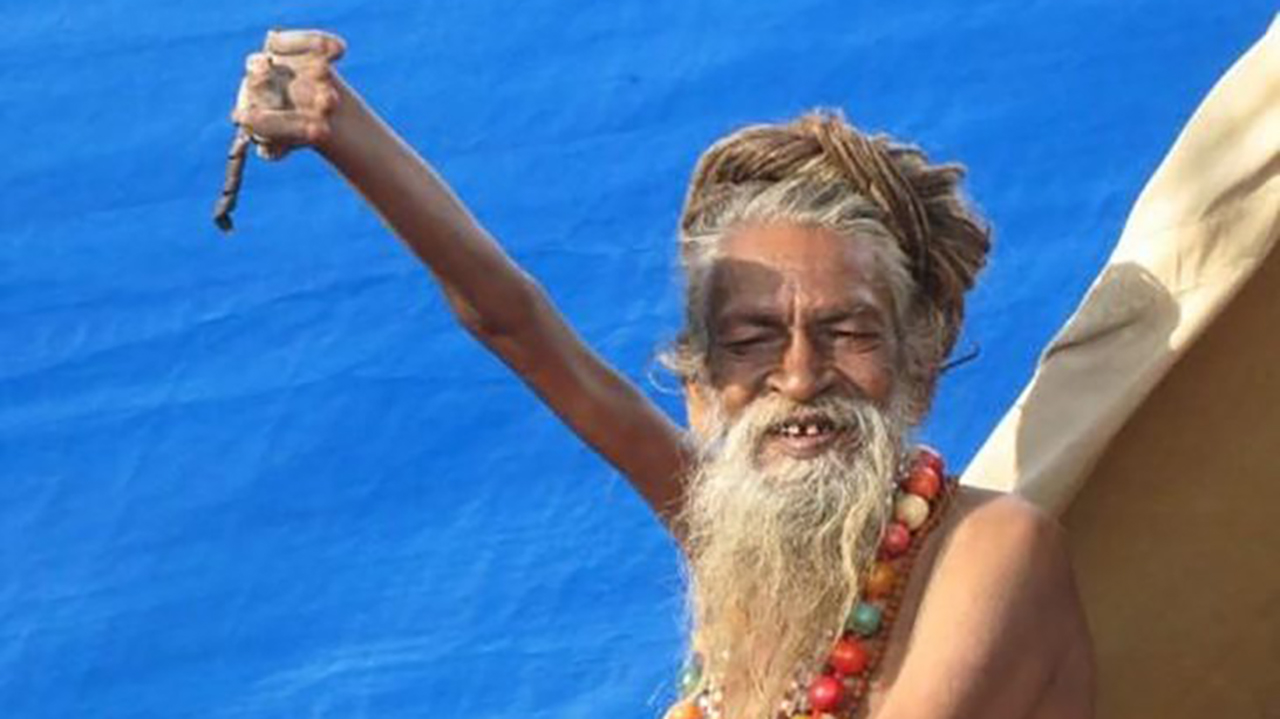 印度大叔为修行抛妻弃子，高举手臂46年，手臂都“干枯”了！