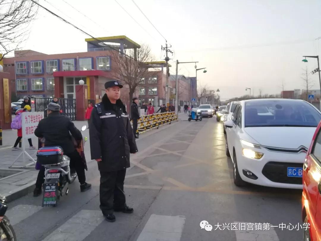 民警护学暖人心学校致谢送锦旗,警校共建合力打造平安校园获锦旗