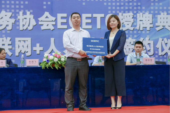 鍥涘窛鏂板崕鏁欒偛,鍥涘窛鏂板崕绉戞妧