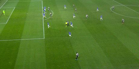 太惊讶，C罗空中停留1.5秒打进头球，牛顿见了也要跳起来，动图