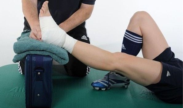 脚脖崴了24小时后冷敷还是热敷,80多岁的老人脚脖肿痛怎么办