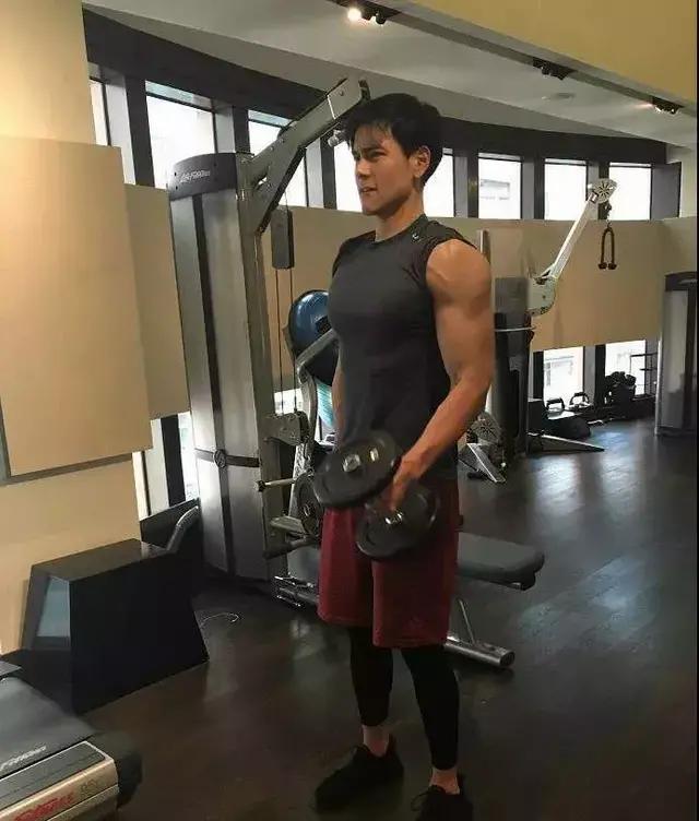 冬天开始对我冻手冻脚了,天气好冷冻手冻脚却动不了你的心