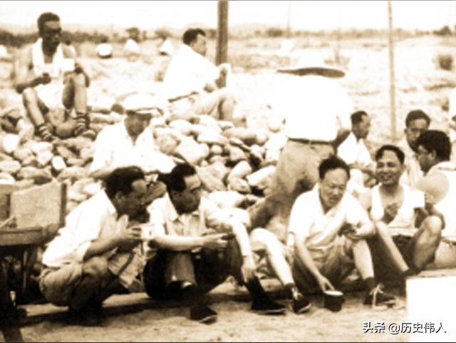 修建十三陵水库时，周恩来参加义务劳动：我作为总理就该多拉几车