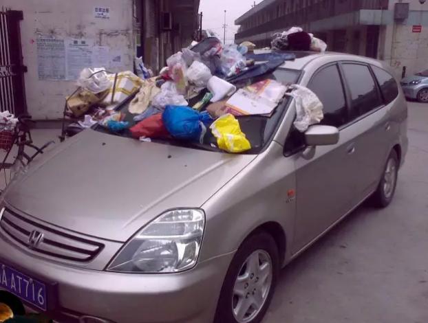 碰到乱停车的千万别这样做,遇到乱停车怎么办呢