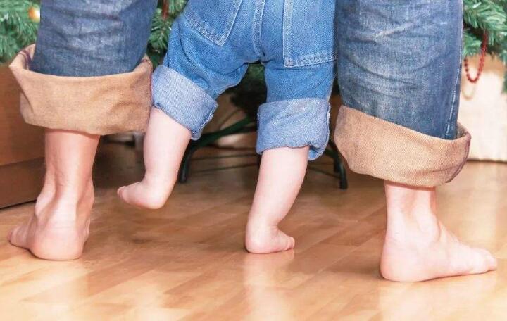 夏天宝宝光脚在地上走有没有危害,夏天宝宝可以光脚走路吗