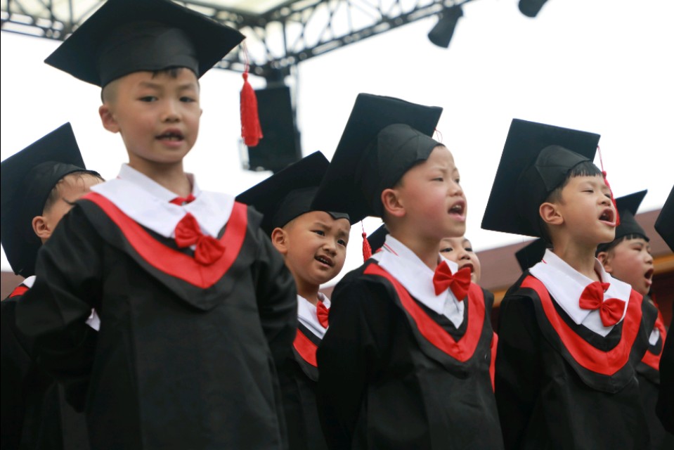 贵州黔西幼儿园大班的“小博士”毕业了