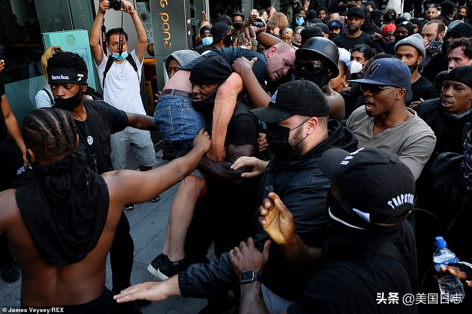 英国抗议人群与警方爆发冲突,英国白人右翼和反种族主义
