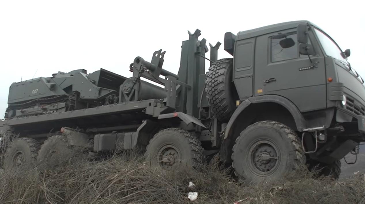 俄军新型无人扫雷车清除乌军雷场,俄罗斯扫雷车在农田里排雷