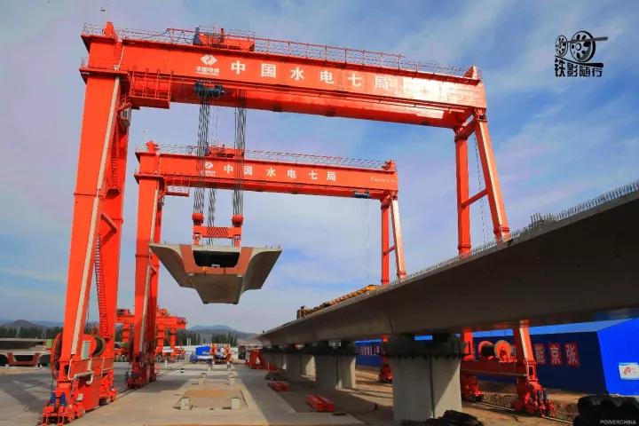 行人车辆请注意火车就要来了,行人车辆请注意火车来了不要抢道