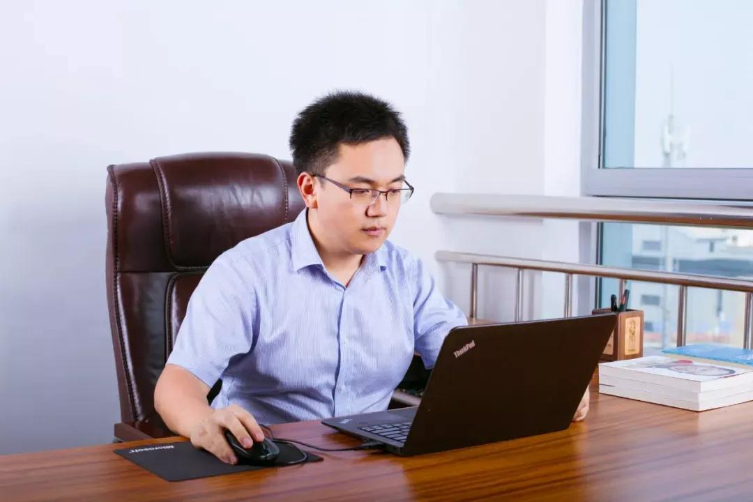 80后辞职回家创业的小伙子,80后小伙两次辞职创业