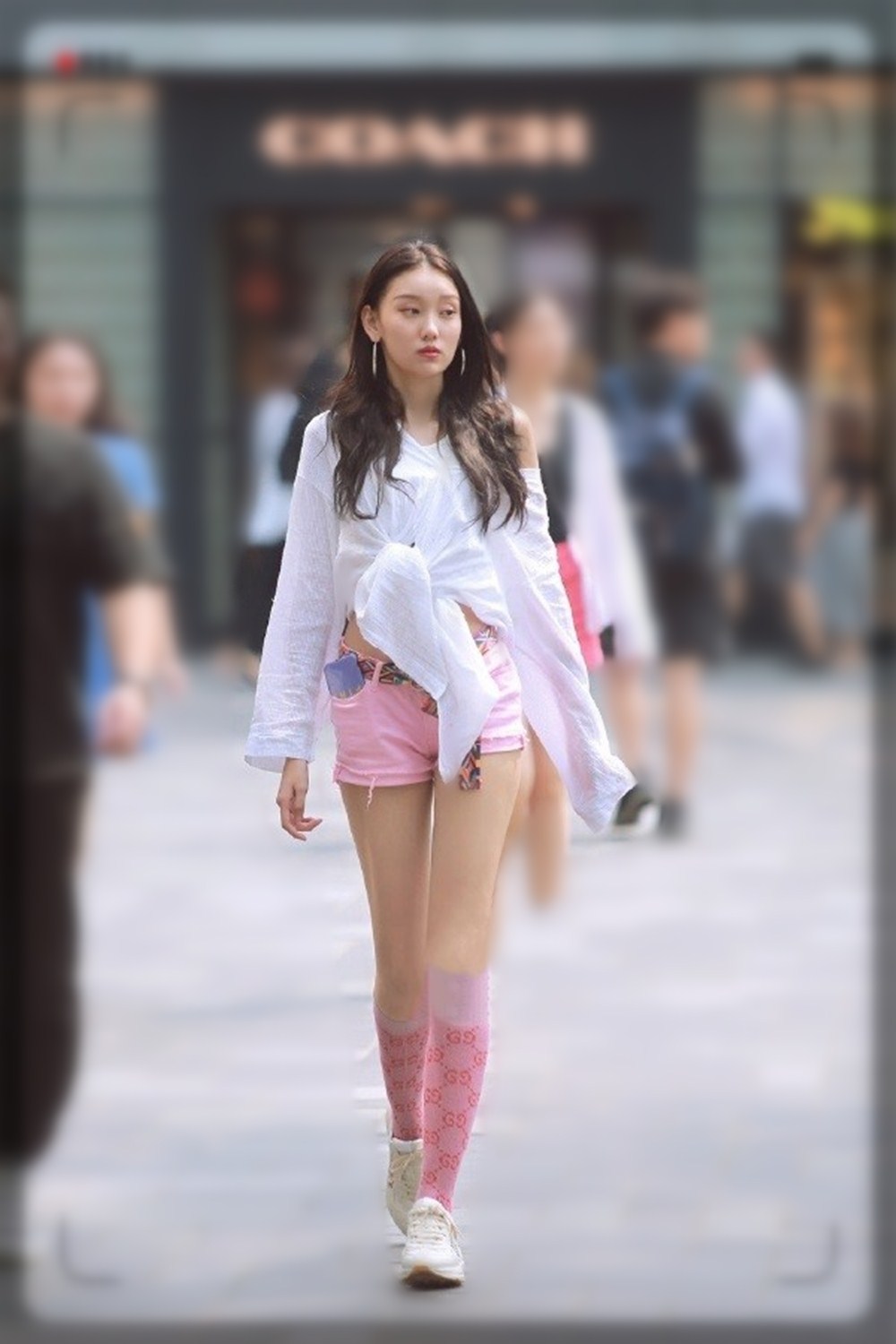 今年流行的长袜搭配,显瘦长筒袜穿搭