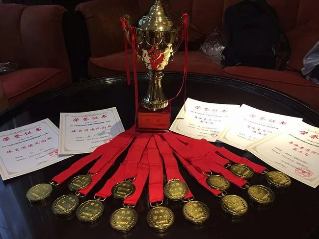 这一盘,市运会2金1银!玉林中学“硬核”篮球队,拿奖拿得手软