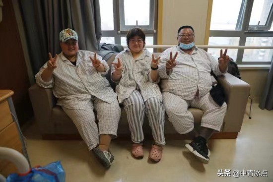 穿XXX……L的衣服，吃7个小时的自助餐，上飞机安全带扣不上，她切掉了70%的胃