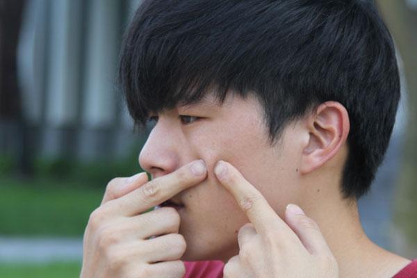 身上长红色的痘痘？有可能是毛囊炎和青春痘，教你如何预防