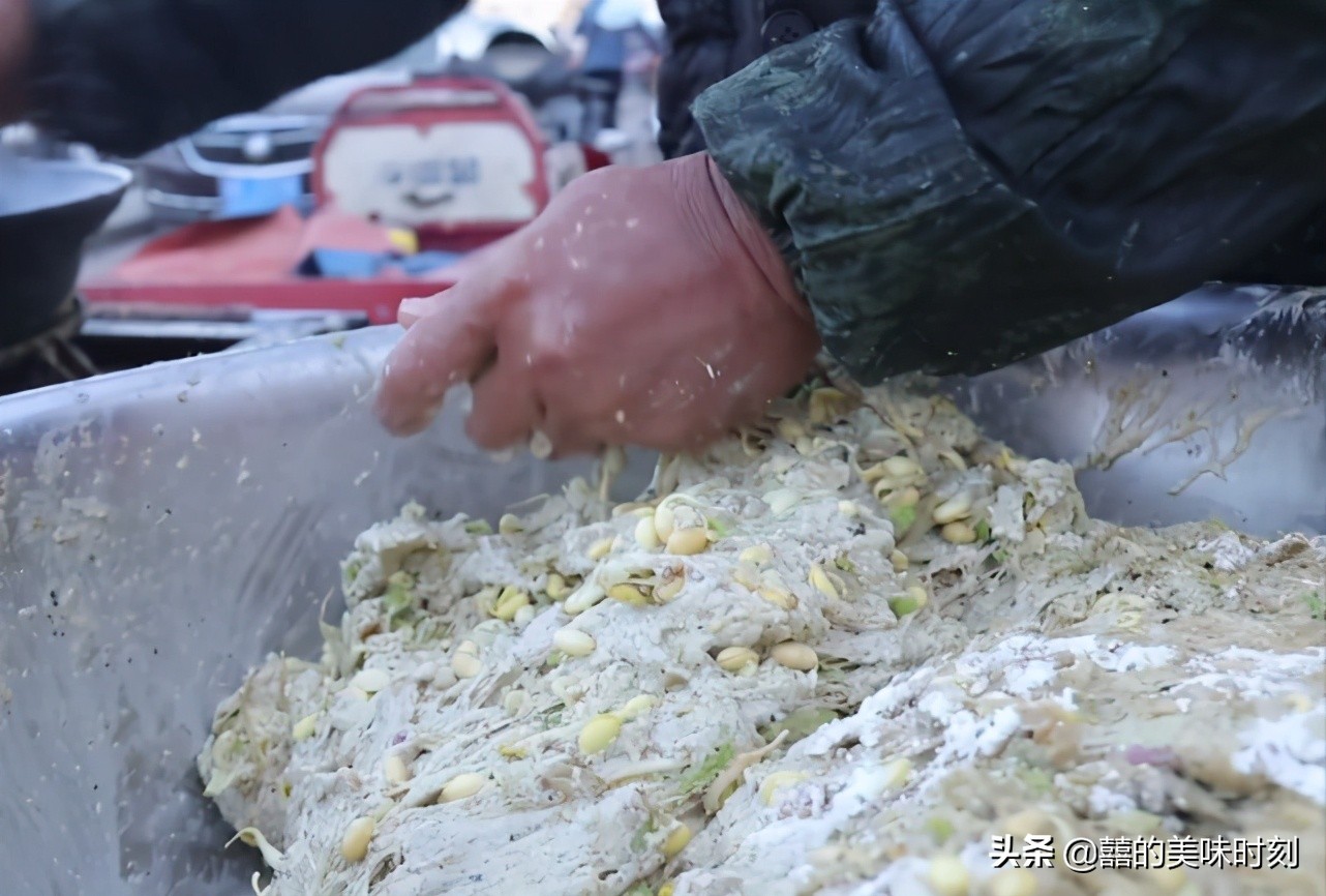 河南大叔路边卖素丸子20年，10元1斤现拌现炸，每天200斤不够卖