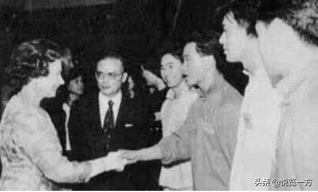 安吉丽娜朱莉与凯特温斯莱特,英女王见英王太后要行礼吗