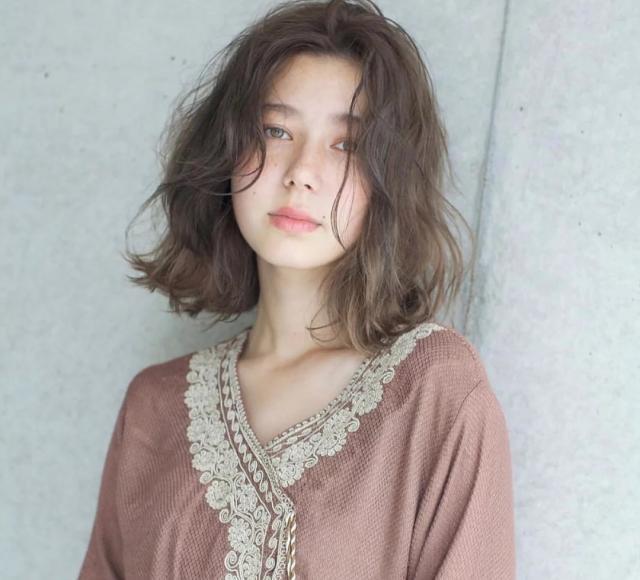 大脸女生适合的发型中长发丸子头,显脸小发型女中长发丸子头