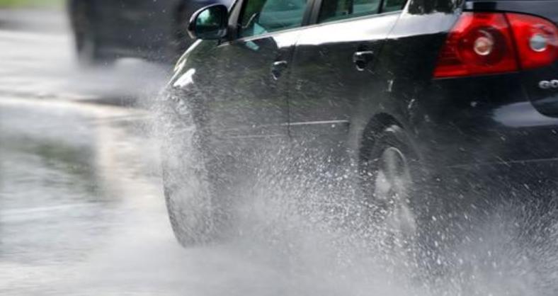 下雨车窗玻璃看不清后视镜,下雨挡风玻璃后视镜看不清小妙招