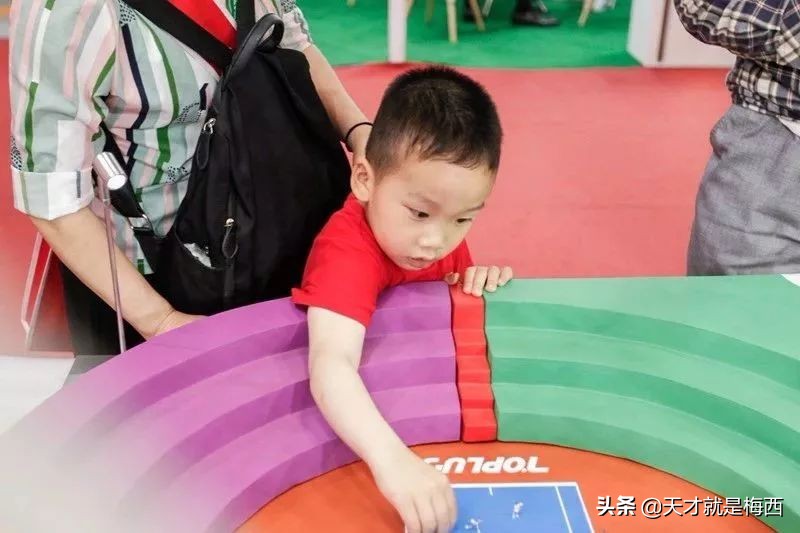 火辣辣的重庆教育装备展哗啦啦的恰好时校园智能足球场！