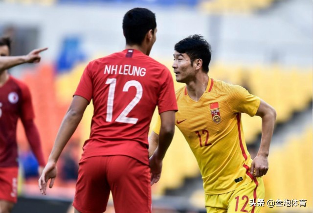 国足爆笑名场面被队友踢到头,国足输得最惨一次15比零视频