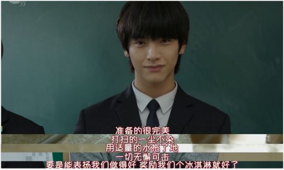 俩男的。一个高冷。一个逗比