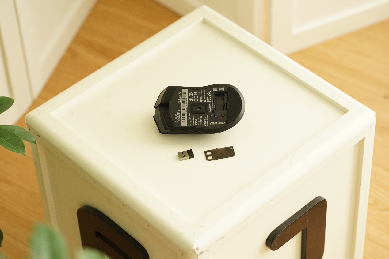 雷蛇曼巴眼镜蛇无线版鼠标开关键,雷蛇曼巴眼镜蛇无线版灯光