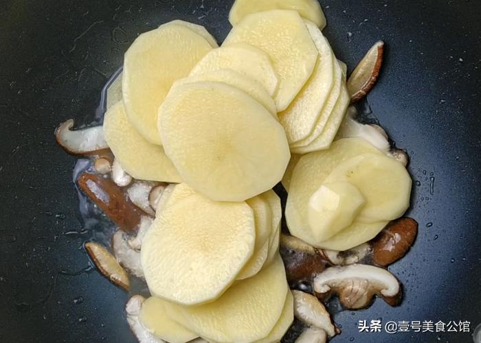 家常菜大厨教你做香菇土豆片,鲜香菇炒土豆片的家常做法