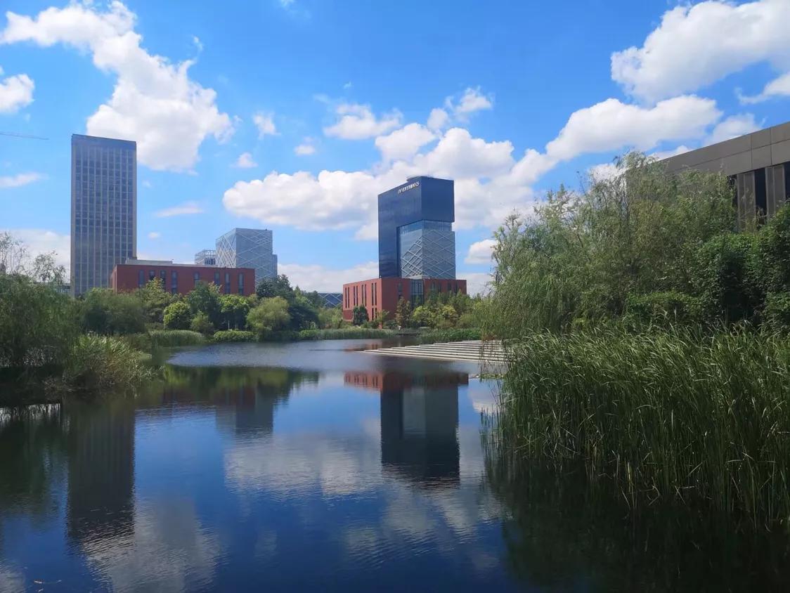 华为园区美如画，被吐槽说难怪华为人这么喜欢加班