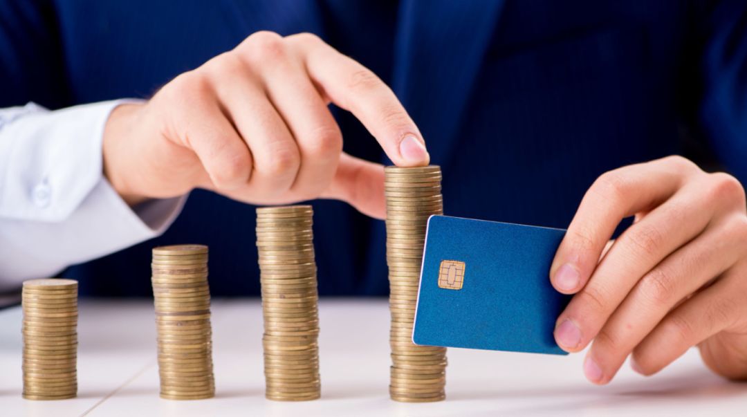 买个小花、刷个游艇，换来一句“谢谢你”，他究竟图个啥？丨今晚九点半