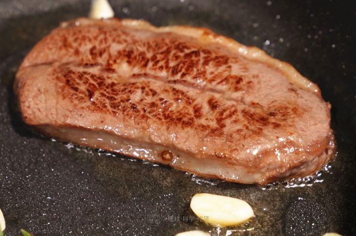 煎牛排时黄油炸到身上怎么办,煎牛排香料总是一煎就糊