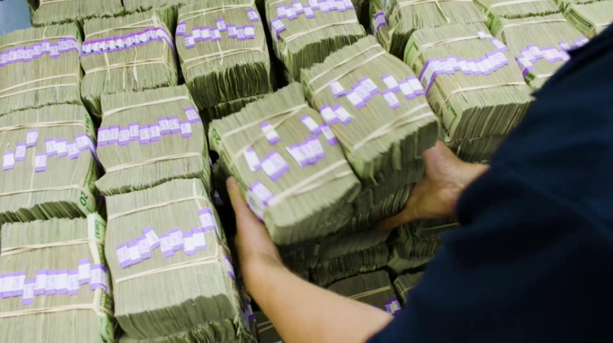 人民币有破损怎么存银行要带什么,人民币破损到什么程度就不给换了