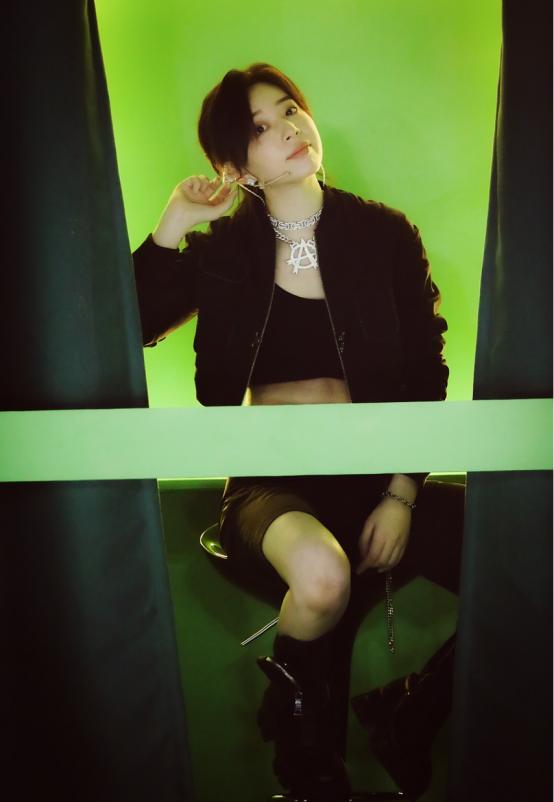 李斯丹妮的机车造型是真的辣，露腰又露腿，身材好果然敢穿