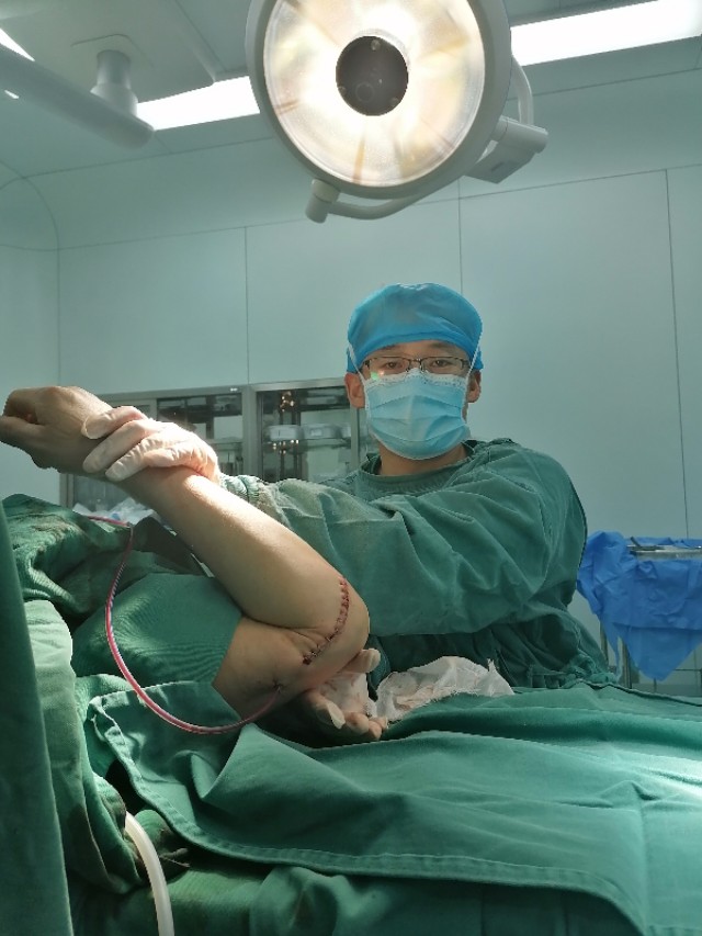 肘关节僵硬手术松解后一直有积液,肘关节僵硬异位骨化必须做松解吗