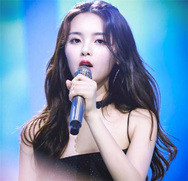 头型小的圆脸女生适合的发型,圆脸女生适合的发型有以下几种