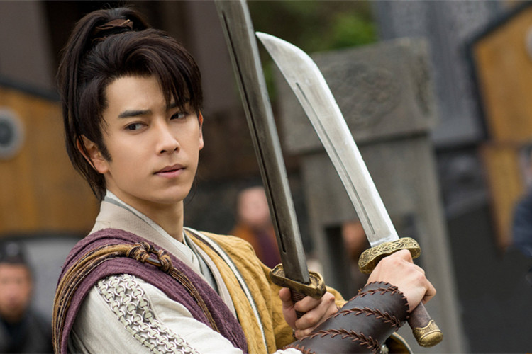 这是谢允设计的刀匣子？表哥买家秀为阿翡试刀，8把大*刀砍**像开屏