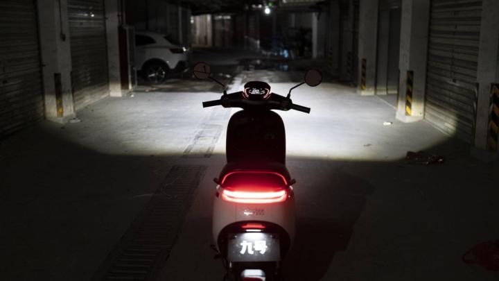 大灯炫酷有型,九号e100大灯效果