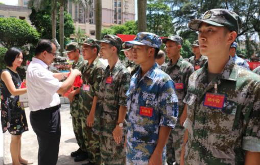 学校不让穿耐克鞋子进校,校长不让孩子穿耐克