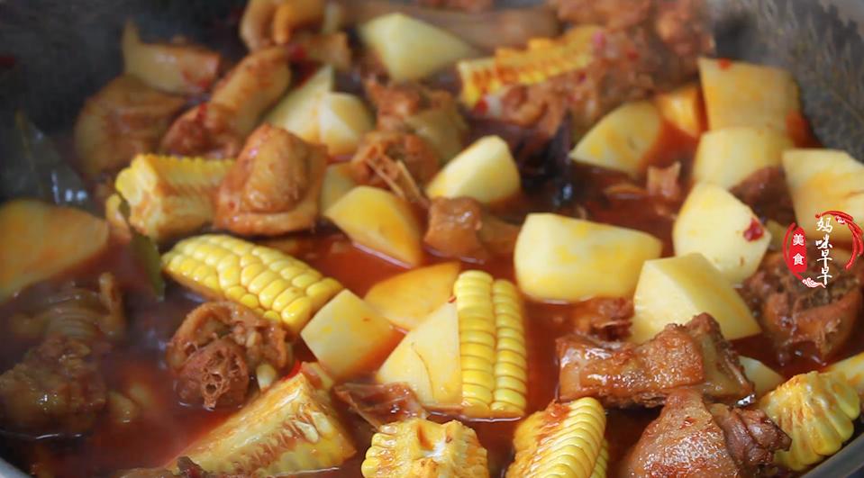 炒鸡肉要拿什么配菜混合才好吃呢,过年宴客鸡肉可以这样炒鲜香入味