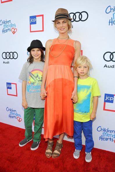 全球最撩超模！一双狐狸媚眼迷倒众生，爆红后却在乡下养鸡？